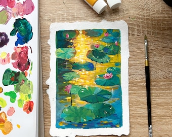 Pode incluir: Uma pintura de um lago com lírios d'água e flores cor-de-rosa. A água é azul clara e os lírios d'água são verdes. As flores são cor-de-rosa e têm centros amarelos. O sol brilha na água, criando um brilho dourado.