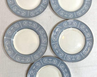 Plato de ensalada ARKLOW Belvedere Arkbel Volutas blancas Urnas sobre fondo azul/gris LEER VTG