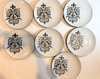 La Dolce Vita de J.A. Diseños Platos llanos Colección Fleur De Lis Negro LOTE 7
