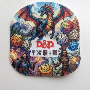 Puede incluir: Un parche adhesivo de Dungeons & Dragons con un dragón azul, un mago lanzando fuego, un guerrero con espada y escudo, y varios dados poliédricos. El centro muestra el logo rojo de D&D sobre iconos de un hacha, una lanza y libros.