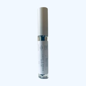 Peut inclure: Un flacon blanc avec une &eacute;tiquette noire qui indique "BELLA & OLIVE all natural cruelty free LASH & BROW SERUM 10ml". Le flacon contient un liquide clair.