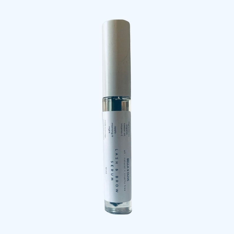 Peut inclure: Un flacon blanc avec une &eacute;tiquette noire qui indique "BELLA & OLIVE all natural cruelty free LASH & BROW SERUM 10ml". Le flacon contient un liquide clair.