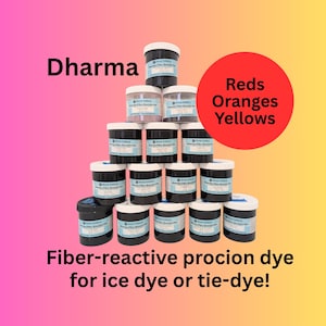 Op de afbeelding: Een piramide van Dharma fiber-reactieve procion verfpotten met witte deksels. De potten zijn gestapeld op een gradi&euml;nt van roze naar geel. Tekst bevat "Dharma", "Reds Oranges Yellows" en "Fiber-reactive procion dye for ice dye or tie-dye!"