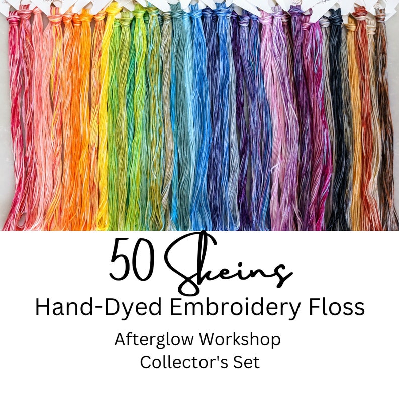 Puede incluir: Una colecci&oacute;n de 50 ovillos de hilo de bordar te&ntilde;ido a mano en un arco&iacute;ris de colores. El hilo est&aacute; dispuesto en filas, con cada ovillo etiquetado con un n&uacute;mero. El texto "50 Skeins Hand-Dyed Embroidery Floss Afterglow Workshop Collector's Set" se muestra debajo del hilo.