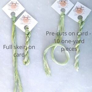 Puede incluir: Tres madejas de hilo de bordar te&ntilde;ido a mano de color verde. Una madeja est&aacute; completa y dos est&aacute;n precortadas en 10 piezas de una yarda. El hilo est&aacute; etiquetado como "Afterglow Hand-Dyed Floss 10 Yards".