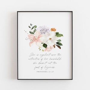 Könnte beinhalten: Ein druckbares Wandbild mit einem Aquarell-Blumenstrauß mit rosa, weißen und grünen Blumen. Der Text lautet "Sie ist wachsam über die Aktivitäten ihres Haushalts. Sie isst nicht die Nahrung der Faulheit. Sprichwörter 31:27".