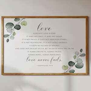 Puede incluir: Un diseño de arte de pared imprimible con una ilustración de acuarela de hojas de eucalipto con una cita sobre el amor de 1 Corintios 13:4-8. La cita dice: "El amor es paciente, el amor es bondadoso. No tiene envidia, no se jacta, no se enorgullece. No es grosero, no busca su propio interés, no se irrita fácilmente, no guarda rencor. El amor no se regocija en la injusticia, sino que se regocija con la verdad. Todo lo disculpa, todo lo cree, todo lo espera, todo lo soporta. El amor nunca deja de ser."