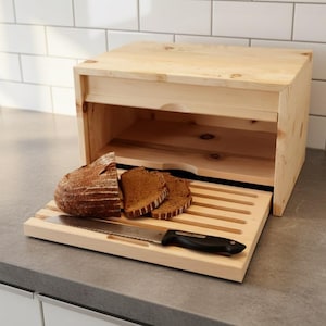 Zirbenbrotkasten mit Schneidebrett