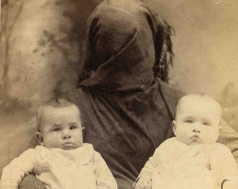 Creepy Hidden Mother Strange Weird Vintage Foto Antique Victorian Schwarz weiß Fotografie Old Photo Print Seltsames Foto Freaky Pic 9979