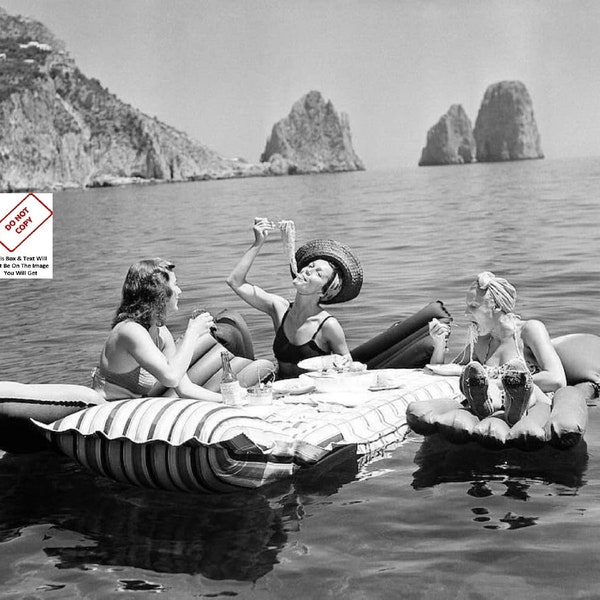 Girls Eating Spaghetti Pasta on the Water Vintage Poster Print Capri Italy 1939 Italian Food Air Float Ocean Women Wall Art Home Photo 288C