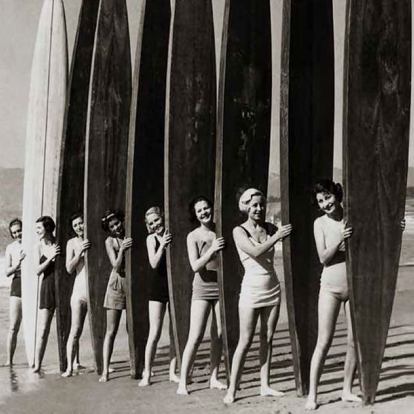 Mädchen Surfen Vintage Foto Strand Surf Frauen Surfer Surfbretter Longboards Ozean Kunst Fotografie Poster schwarz weiß Druck Cooles Geschenk 9693