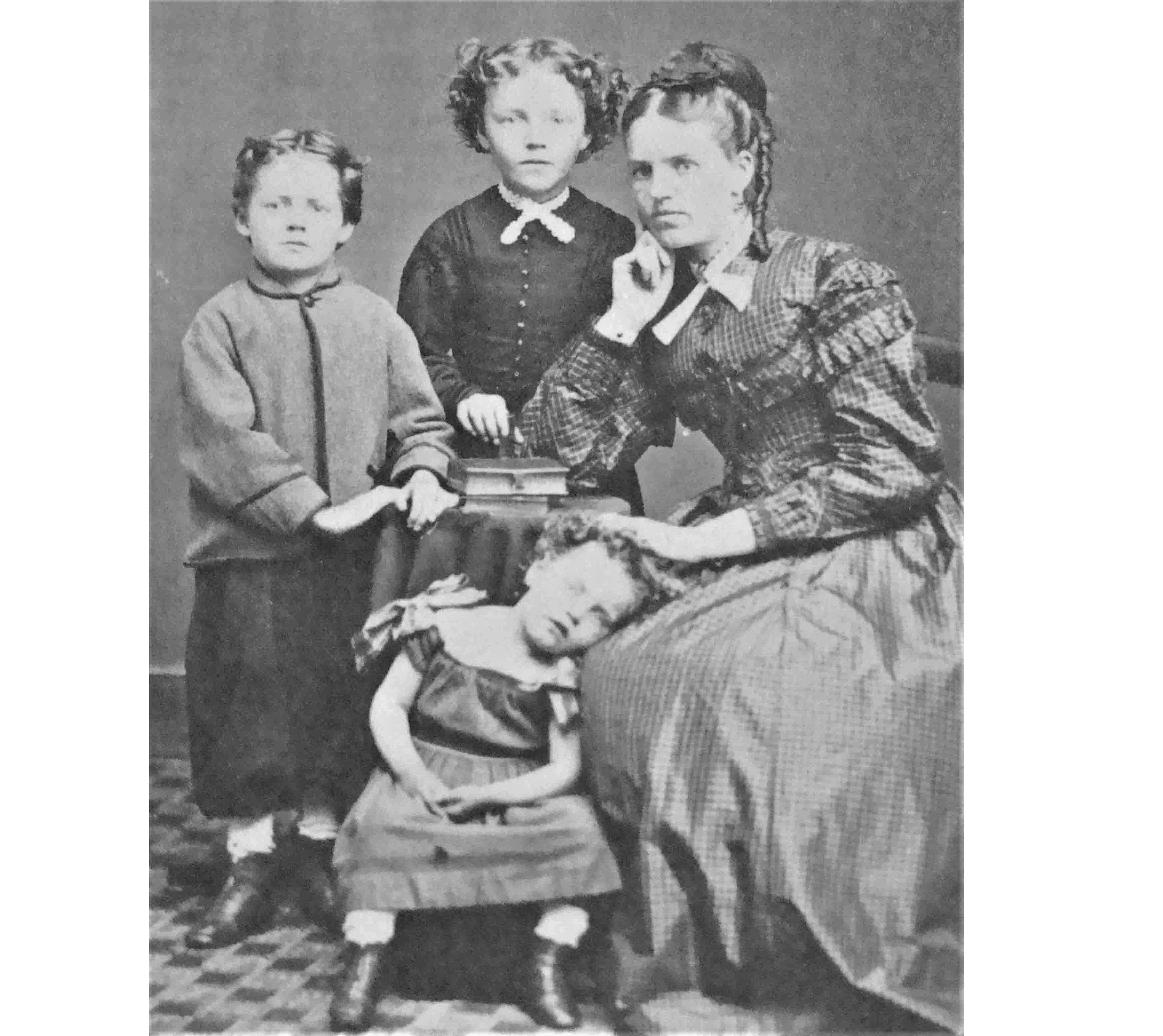 Мёртвые люди фотографии. Мертвые дети пост мортем. Человек который общается с умершими. Post mortem викторианской эпохи. Человек который общается с умершими.