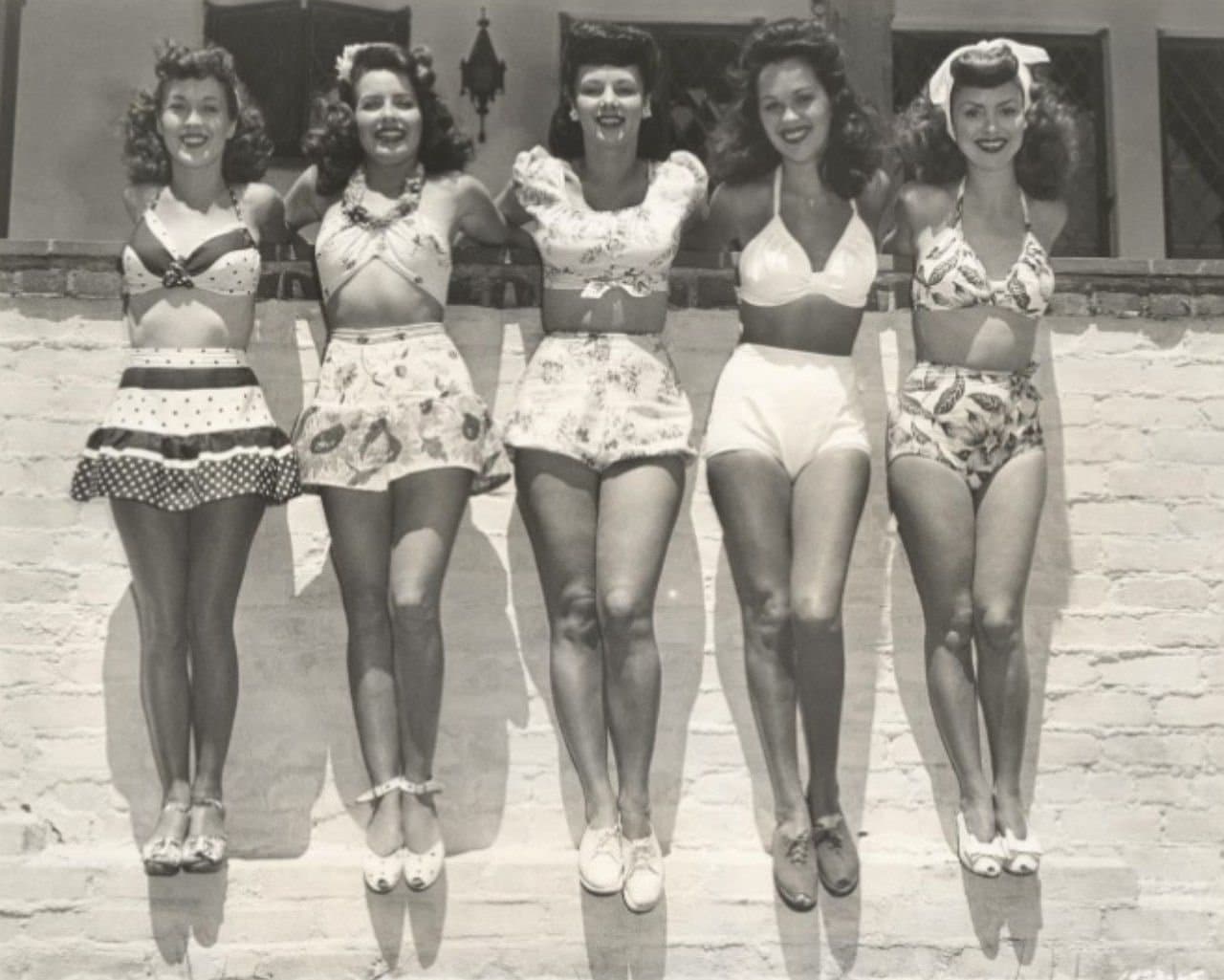 Sexy Girls Beach Bikini 1950's Pinup Vintage Photo Big Boobs Curvy