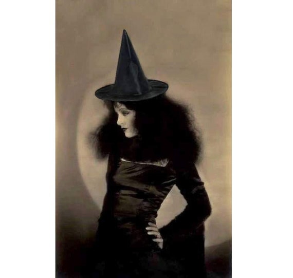 Pin by Janell on Witches  Creepy faces, Witch pictures, Vintage halloween  photos