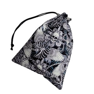 Puede incluir: Bolsa de cordón negro con un patrón de calavera y esqueleto blanco y gris.