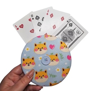 Porta cartas de algodón hecho a mano con diseño de Shiba Inus Kawaii, organizador de cartas fácil de usar para personas mayores, niños, todas las edades, noches de juegos en familia y viajes.