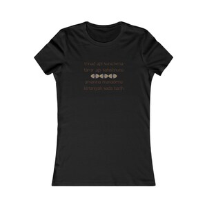 Puede incluir: Camiseta negra con cuello redondo y mangas cortas. La camiseta presenta texto dorado y un diseño decorativo. El texto dice: "trinad api sunichena, taror api sahishnuna, amanina manadena, kirtaniyah sada harih."