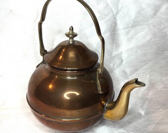 Tetera vintage de latón y cobre, pequeña tetera decorativa de metal, asa y boquilla de latón, decoración de cocina estilo cottagecore.