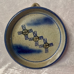 Vintage Mel Cornshucker Cherokee aardewerk hangende voetschaal, gesigneerd, steengoed, wanddecoratie, inheems ontwerp, 25 cm