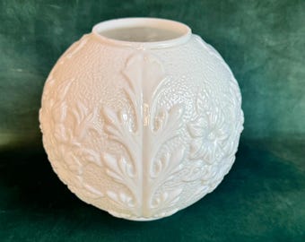 Pantalla de lámpara vintage Fenton de vidrio opalino "Lo que el viento se llevó", globo de lámpara tipo huracán con relieve floral, pantalla de repuesto de vidrio blanco de 3,25"