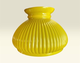 Vintage gul ribbad mjölkglaslampskärm för student 15 cm i diameter - reservlampskärm i Hurricane - Liten vintageglasskärm