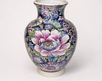 Vaso vintage in porcellana di Macao, decorato a mano, stile cinese, con motivo floreale di peonie, altezza 30 cm.
