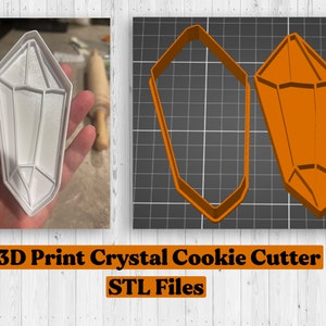 Könnte beinhalten: 3D-gedruckter Ausstecher in Form eines Kristalls. Der Ausstecher ist orange und weiß. Das Bild enthält auch den Text "3D Print Crystal Cookie Cutter STL Files".