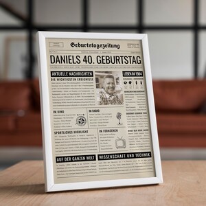 Peut inclure: Un journal de style vintage avec le titre "Geburtstagszeitung" et le texte "DANIELS 40. GEBURTSTAG". Le journal pr&eacute;sente une photo en noir et blanc d'un homme, ainsi que des sections intitul&eacute;es "Aktuelle Nachrichten", "Leben im 1984", "Im Kino", "Im Radio", "Sportliches Highlight", "Im Fernsehen", "Auf der ganzen Welt", et "Wissenschaft und Technik".