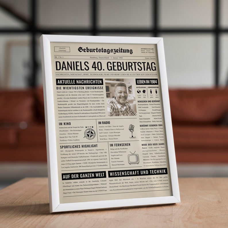 Peut inclure: Un journal de style vintage avec le titre "Geburtstagszeitung" et le texte "DANIELS 40. GEBURTSTAG". Le journal pr&eacute;sente une photo en noir et blanc d'un homme, ainsi que des sections intitul&eacute;es "Aktuelle Nachrichten", "Leben im 1984", "Im Kino", "Im Radio", "Sportliches Highlight", "Im Fernsehen", "Auf der ganzen Welt", et "Wissenschaft und Technik".