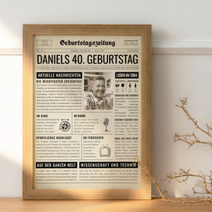 Peut inclure: Une affiche de style journal vintage en noir et blanc avec une photo d'un homme et du texte en allemand. L'affiche est intitul&eacute;e "Geburtstagszeitung" et porte le titre "DANIELS 40. GEBURTSTAG". L'affiche liste les &eacute;v&eacute;nements et les actualit&eacute;s de l'ann&eacute;e 1984.