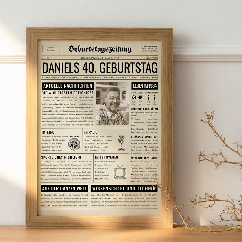 Peut inclure: Une affiche de style journal vintage en noir et blanc avec une photo d'un homme et du texte en allemand. L'affiche est intitul&eacute;e "Geburtstagszeitung" et porte le titre "DANIELS 40. GEBURTSTAG". L'affiche liste les &eacute;v&eacute;nements et les actualit&eacute;s de l'ann&eacute;e 1984.
