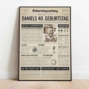 Peut inclure: Une affiche de style journal vintage c&eacute;l&eacute;brant un 40e anniversaire avec le nom "Daniels" en grandes lettres audacieuses. L'affiche pr&eacute;sente une photo en noir et blanc d'un homme, une bobine de film, un microphone et un t&eacute;l&eacute;viseur. L'affiche comprend des titres tels que "La vie en 1984", "&Eacute;v&eacute;nements importants", "Faits saillants sportifs", "Dans le monde entier" et "Science et technologie".