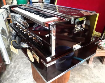 Harmônio de luxo com 9 escalas, 3 lugares, fabricado em madeira de teca birmanesa, 37 teclas, afinação de 440 Hz. Harmônio de alta qualidade.