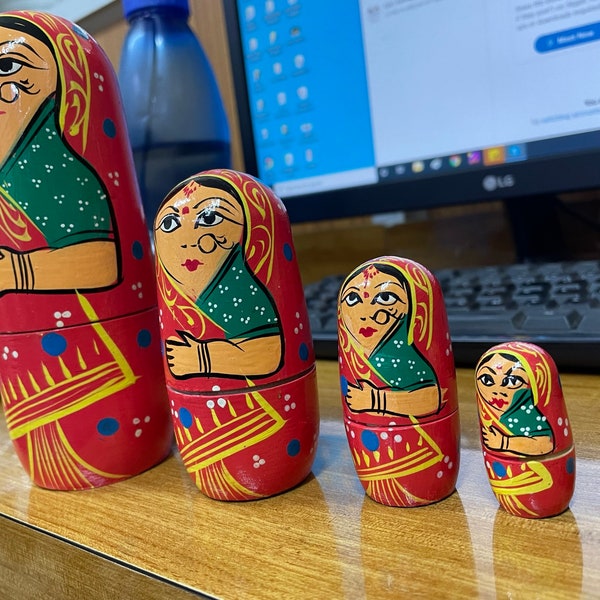 Poupée gigogne indienne en bois faite à la main / Matryoshka russe peinte à la main / Poupée chanceuse