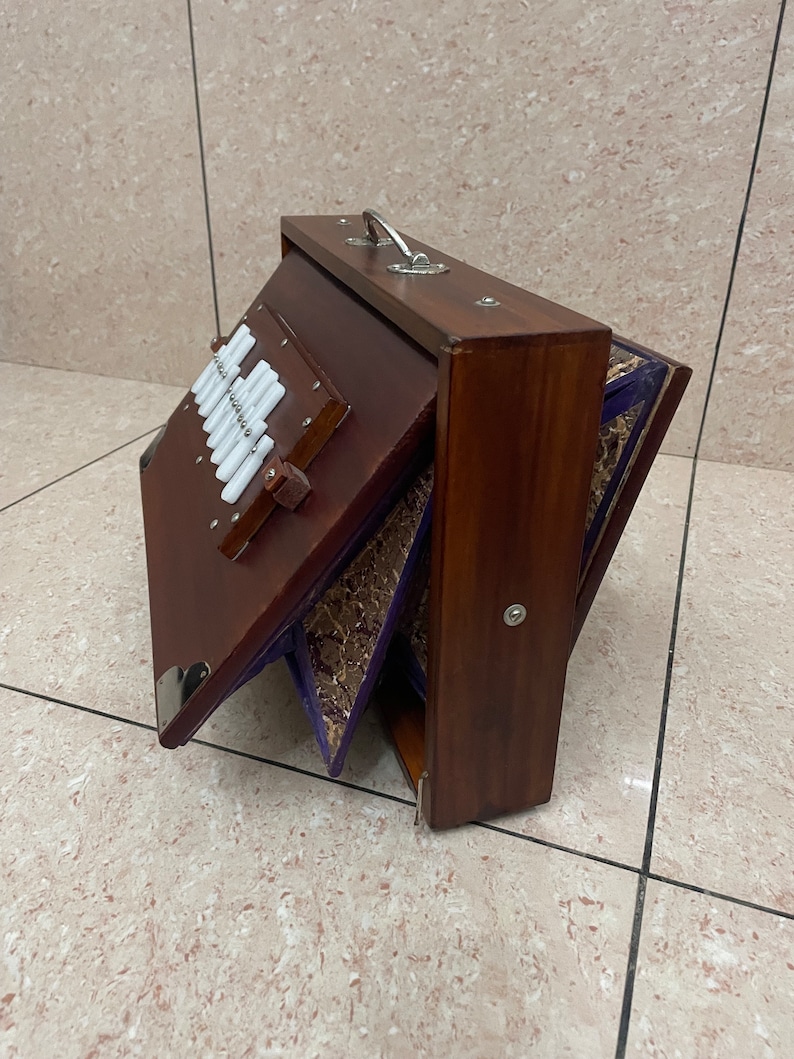 Brown shrutibox tuned to 440Hz with matching leather carrying bag, handcrafted Indian musical instrument for travel and performance