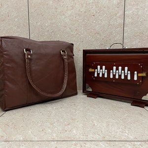 Caja Shruti de madera de teca hecha a mano: Surpeti de 13 teclas, 440 Hz