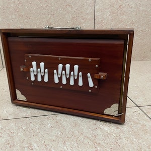 Brown shrutibox tuned to 440Hz with matching leather carrying bag, handcrafted Indian musical instrument for travel and performance