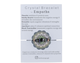 Könnte beinhalten: Ein Kristall-Armband für Empathen mit einem Mandala-Design. Das Armband enthält Fluorite, Rauchquarz, Hämatit, Amethyst und schwarzen Turmalin. Der Text auf der Karte lautet: "Kristall-Armband für Empathen. Fluorit stabilisiert und schützt die Aura. Rauchquarz transmutiert die negative Energie und entgiftet die Umgebung. Hämatit wehrt negative Schwingungen ab und stärkt die Aura. Amethyst beruhigt und verstärkt die spirituelle Verbindung. Schwarzer Turmalin transmutiert negative Energie in neutrale Energie. Kupfer als Leiter von Energie, wenn es mit irdischen Kristallen verwendet wird, verstärkt, verbessert und kanalisiert deren Eigenschaften. theblueyogi.pgh"