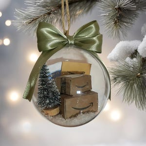 Amazon pakuje plastikowe ozdoby