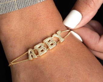 Bracelet slider personnalisé avec breloques lettres bulles pavé | Bracelet plaqué or 14 carats personnalisé | Bracelets prénom en or | Bracelets dorés pour femme