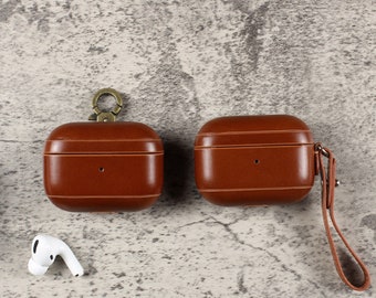 Estojo para AirPods de 1ª, 2ª, Pro e 3ª geração em couro genuíno, compatível com carregamento sem fio. Estojo para AirPods em couro com alça de pulso também em couro.