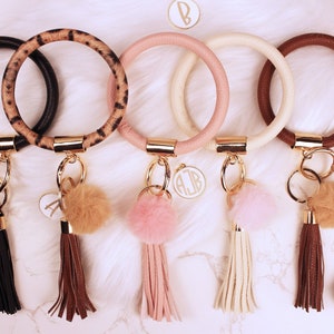 Personalized Gift Bangle Keychain, Monogram Bracelet Keychain, Leather Wristlet Keychain, Bridesmaid gifts, Gift For Her, Gift For Mom
