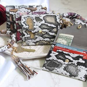 Llavero Pulsera de Cuero con Estampado de Piel de Serpiente Cartera. Llavero brazalete personalizado con monedero de cuero vegano. Muñequera Cartera Personalizada