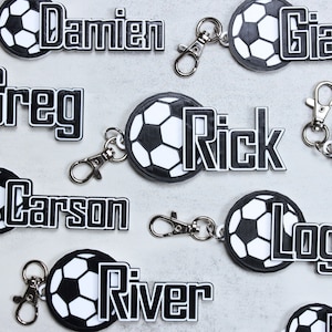 Personalisierter Fußball Schlüsselanhänger. Fußball-Namensschild-Schlüsselanhänger. Fußball Tasche Namensschild. Fußball Team Geschenk. Fußball-Trainer Geschenk. Fußball Namensschild.