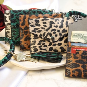 Llavero Cartera Leopardo. Tarjetero Cartera Llavero. Llavero Brazalete de Piel con Monedero. Llavero Cartera Personalizado. Cartera con monograma.