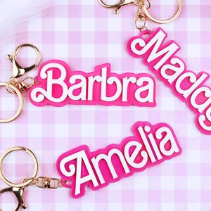 Kundenspezifisches rosa Puppenschlüsselband. 3D Namensschild Schlüsselanhänger Personalisierte Rosa Name Tag Keychain. Galentinische Geschenke. Valentinstag Geschenk