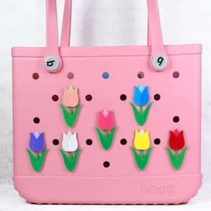 かわいい花のボッグ バッグ チャーム。ボッグ バッグ用チューリップ チャーム。花のボッグ バッグ チャーム。ボッグ バッグ アクセサリー。ボッグ バッグ用フラワー ボタン。