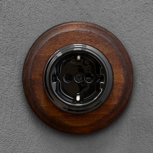 Può includere: Una tazza di ceramica bianca con manico nero e la scritta "But First, Coffee" in stile scritto a mano. La tazza è su una superficie bianca. La tazza è alta circa 10 cm.