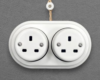 Podwójne gniazdko elektryczne z białe porcelany Typ G (brytyjskie), styl vintage natynkowy, gniazdo z uziemieniem 3-pinowym