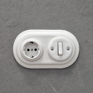 Type F (Schuko) wit porseleinen stopcontact met 1-polige schakelaar, vintage stijl inbouw, met aardingspen